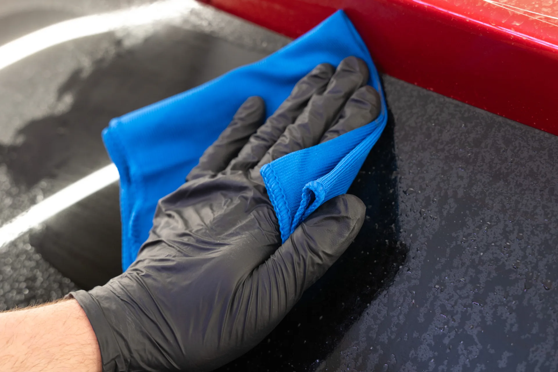Wiping glass with microfiber in straight passes