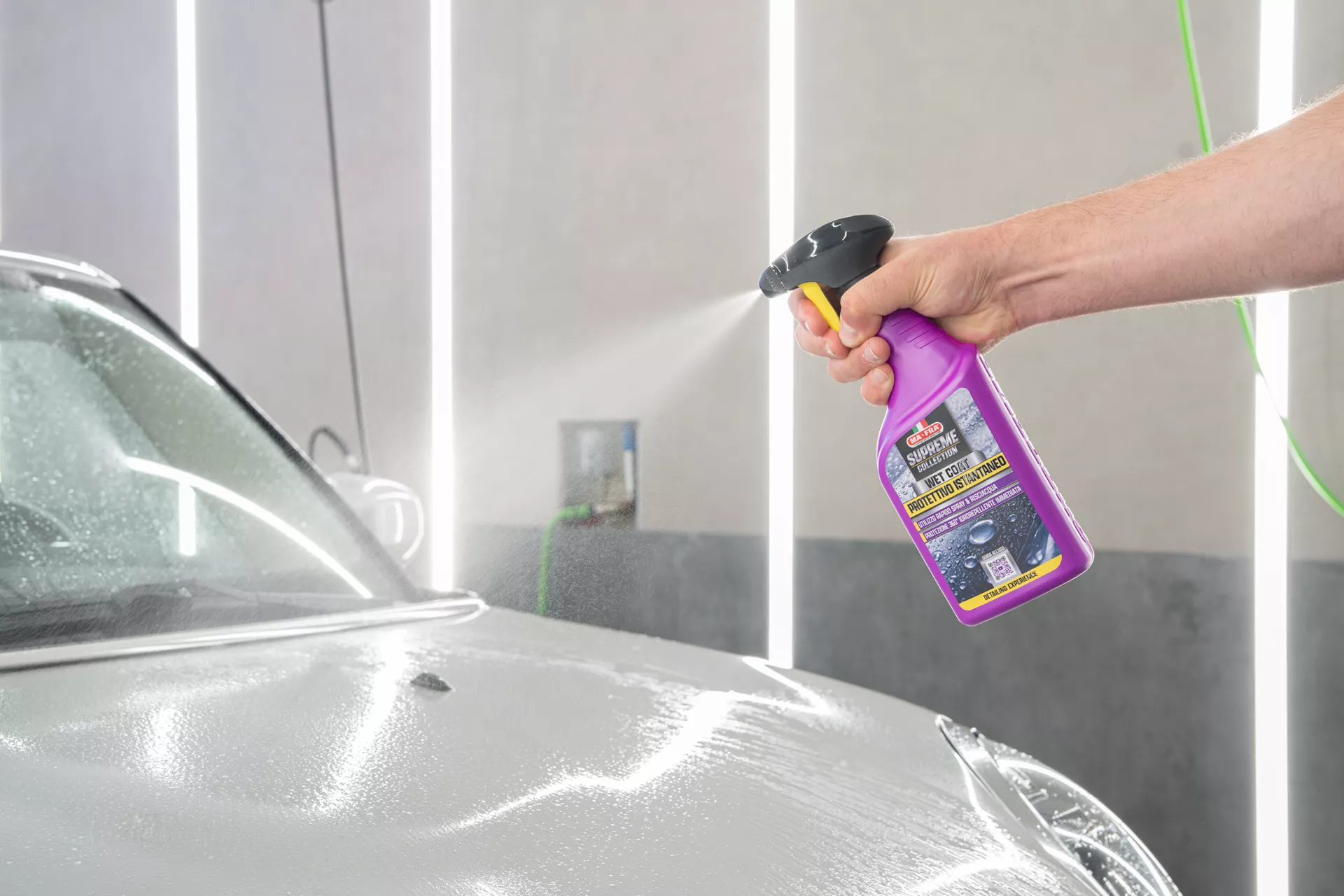 Wet Coat wird beim Abspülen auf die nasse Karosserie gesprüht